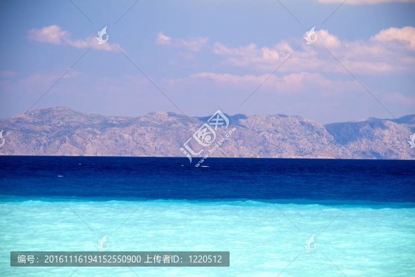 清澈碧綠的水在愛琴海邊