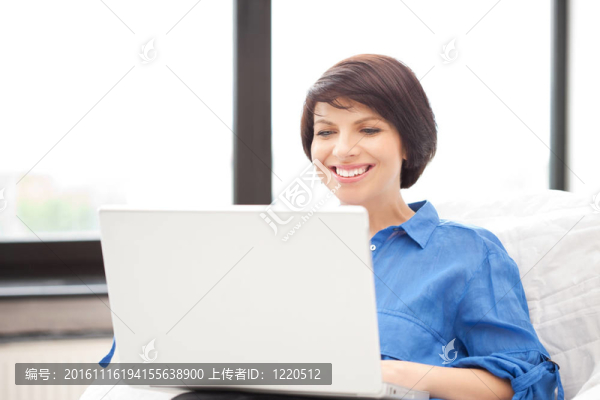 帶著筆記本電腦的快樂女人