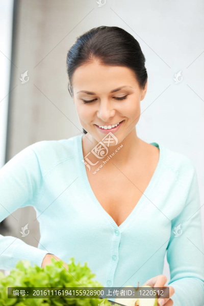 廚房里的漂亮女人