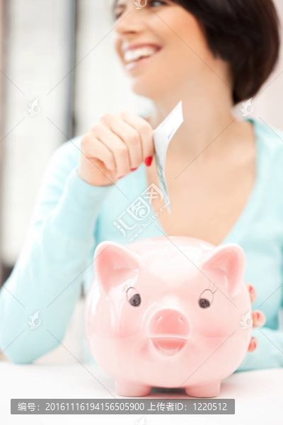 可愛的女人與儲(chǔ)蓄罐和錢