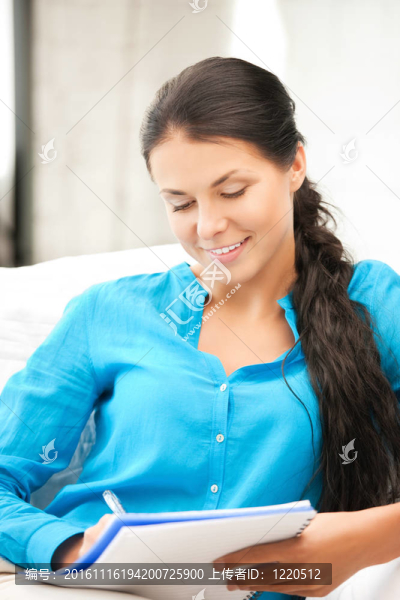 幸福的女人用大記事本