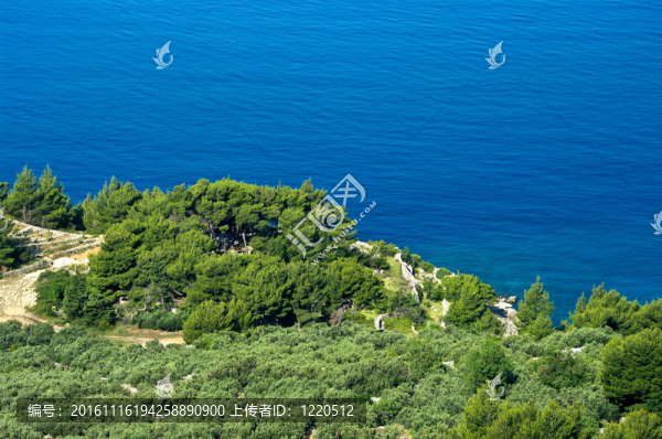 克羅地亞的巖石海岸和蔚藍的海水