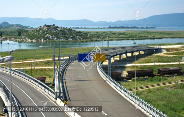 與空白標(biāo)志現(xiàn)代的十字路口