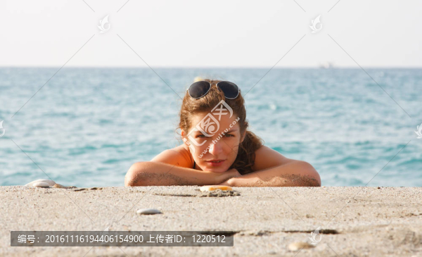 年輕的女人在海灘上放松