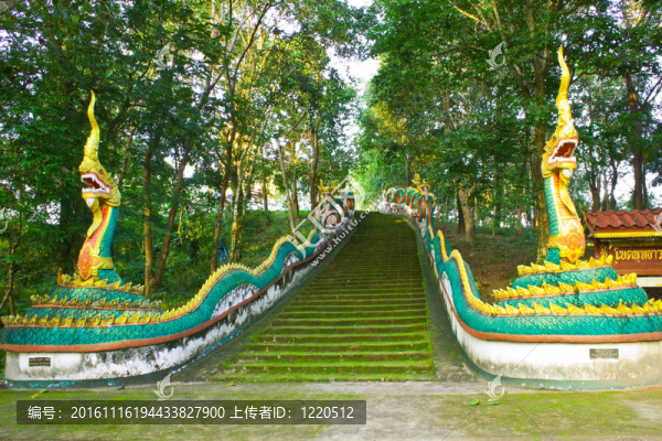 在Wat噸TA,Kian到樓梯頂部