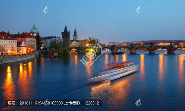 夜間的查理士橋；布拉格