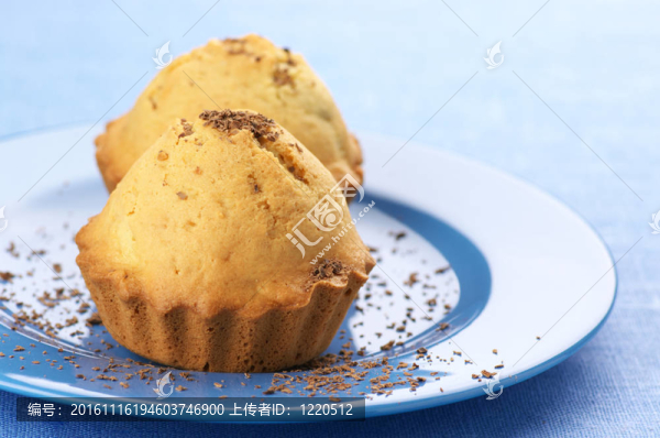 兩個紙杯蛋糕