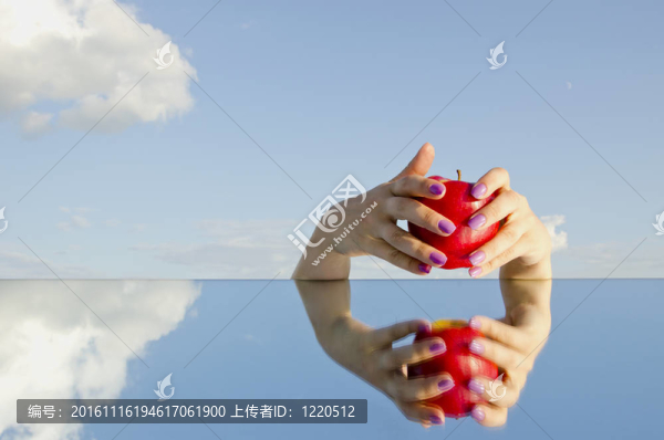 紅蘋果和鏡子的手