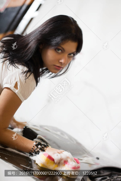 漂亮的女孩洗車
