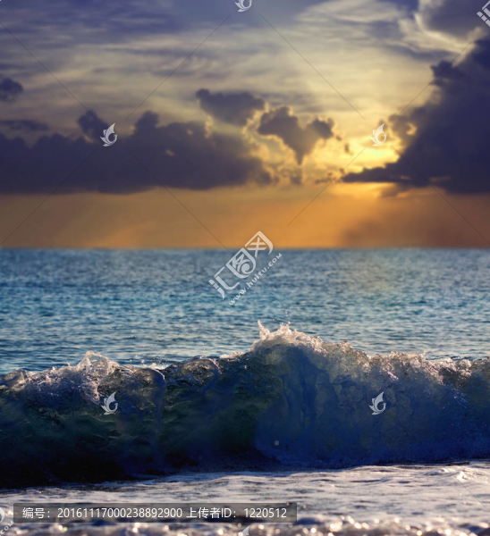 日落時(shí)的海浪