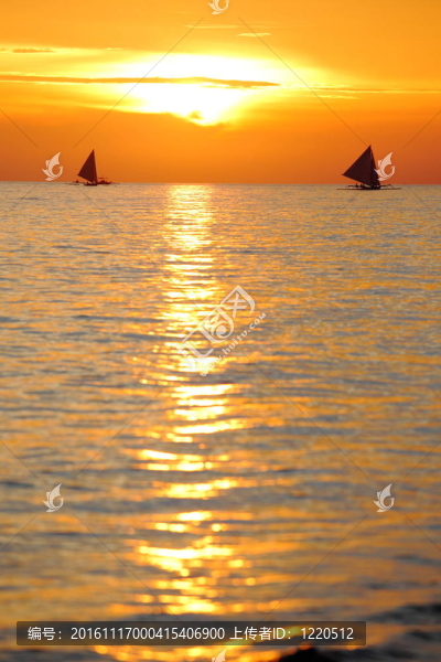 美麗的夕陽與海和帆船