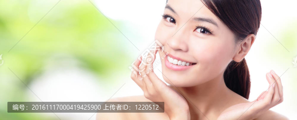美女面部特寫與手觸摸