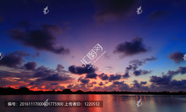 美麗的夕陽(yáng)的倒影
