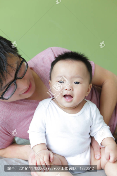 年輕的父親快樂的玩他的寶貝