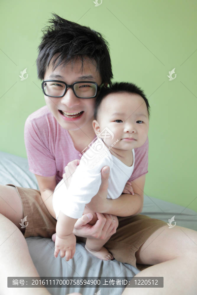 寶貝和父親幸福的笑臉