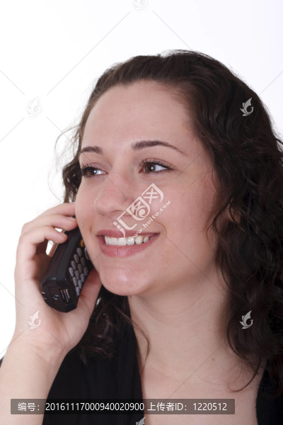 年輕的女人微笑著打電話
