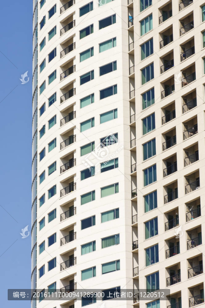 米色粉刷公寓陽(yáng)臺(tái)上藍(lán)塔