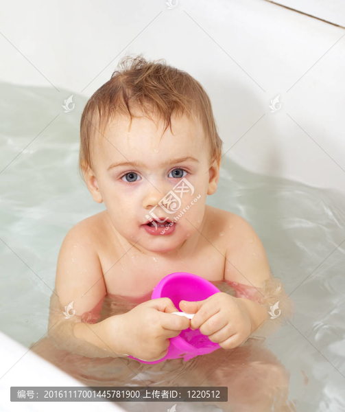 幼兒在浴缸里洗澡