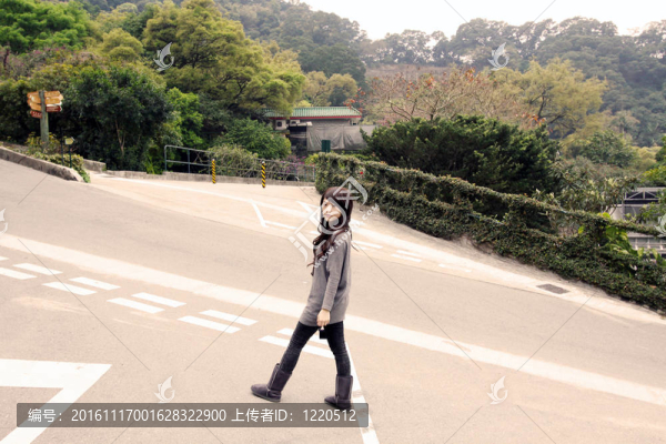 時(shí)尚的亞洲女人在一個(gè)公園里