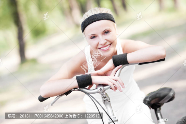 騎自行車的女人