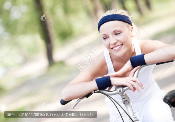 騎自行車的女人