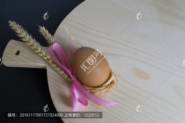 木板上的雞蛋-接近