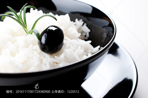 黑碗里的白米飯