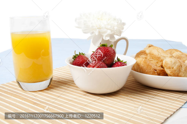 桌上的早餐、鮮花和漿果