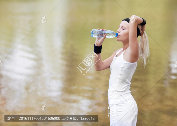 女子的飲用水