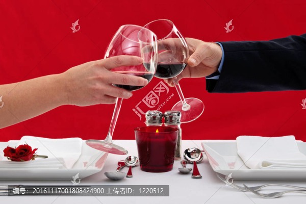 他們的眼鏡夫婦祝酒