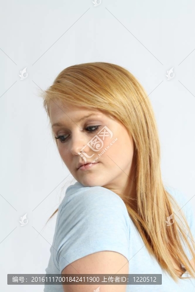 年輕漂亮的金發(fā)女郎