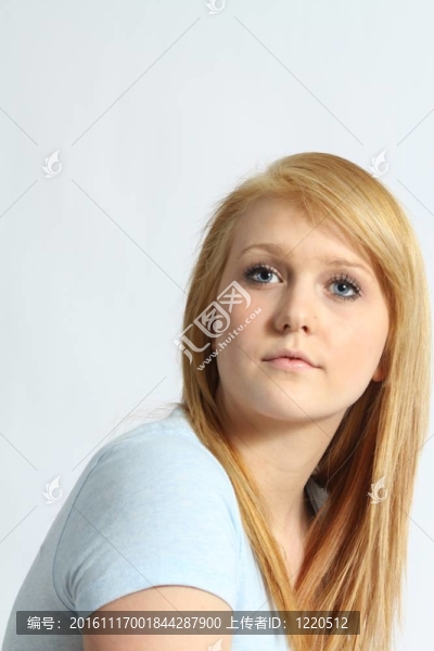 年輕漂亮的金發(fā)女郎