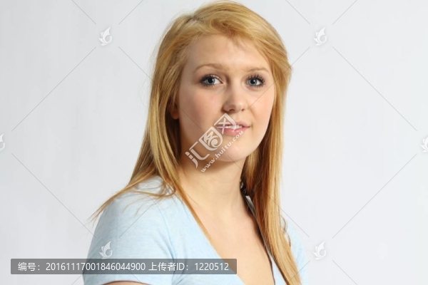 年輕漂亮的金發(fā)女郎