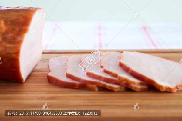 火腿切成片在木板上收起來