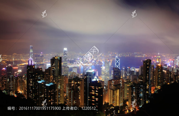 香港的夜景天際線在夜間移動的云