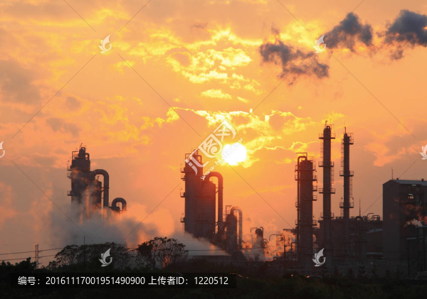 來自管道和工廠的空氣污染煙霧