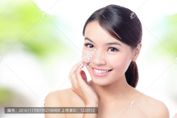 美女面部特寫與手觸摸