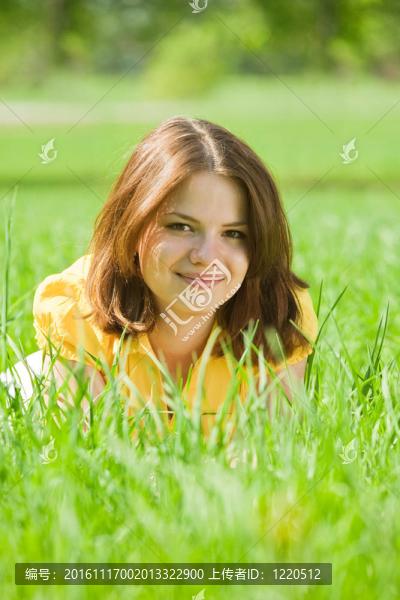 黑發(fā)女孩躺在草