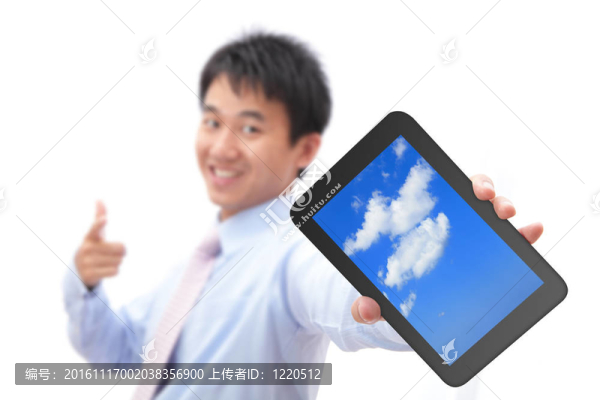 商業(yè)男子展示平板電腦面帶微笑