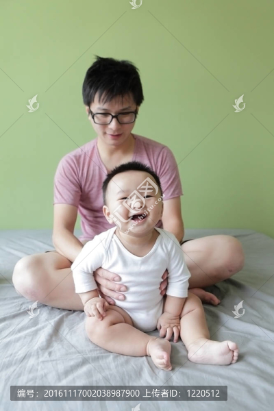 寶貝和父親幸福的笑臉