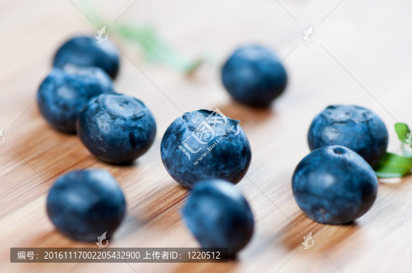 大藍莓在木板上特寫