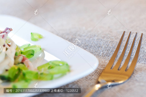 香腸沙拉；卷心菜；黃瓜和青豆