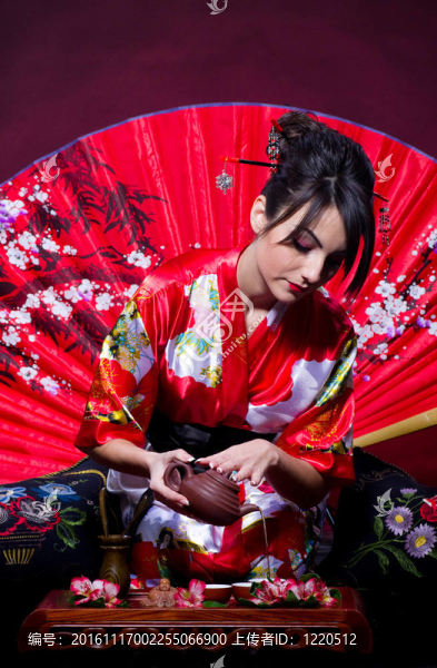 穿紅亞洲服裝的女人