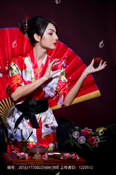 穿紅亞洲服裝的女人