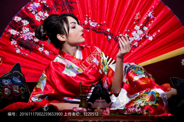 穿紅亞洲服裝的女人