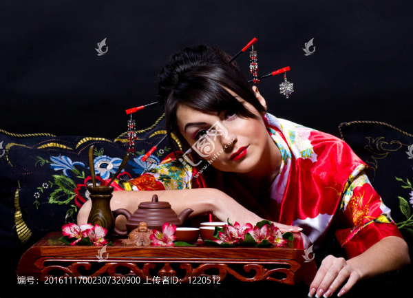 穿紅亞洲服裝的女人