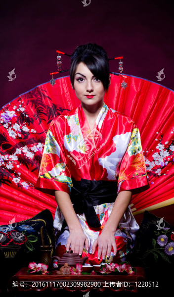 穿紅亞洲服裝的女人