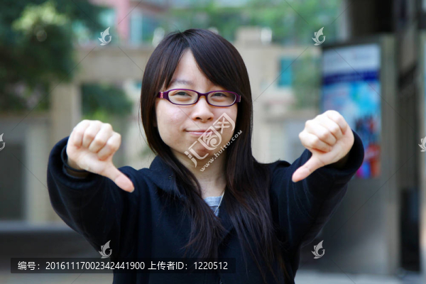 亞洲女人拇指向下