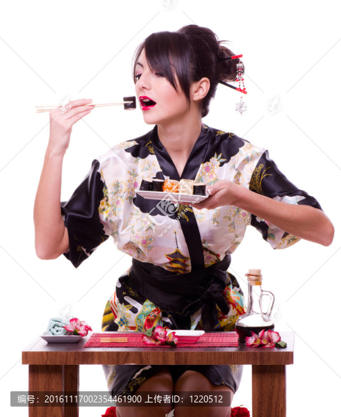 用筷子的女人和壽司卷