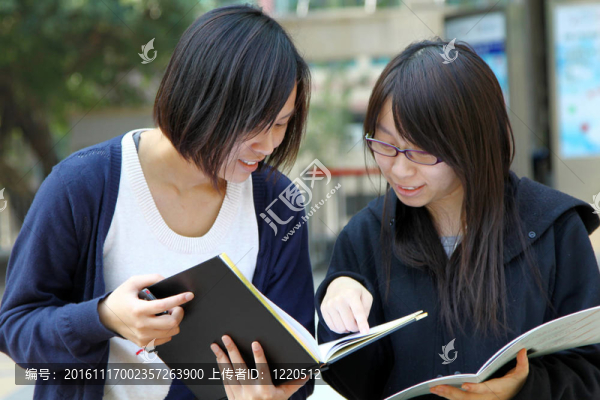 亞洲大學(xué)生在大學(xué)學(xué)習(xí)與討論